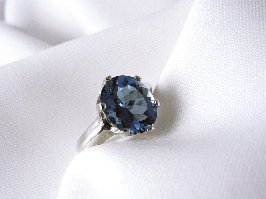 Jewels Luxus - London Blue Topaz Ring